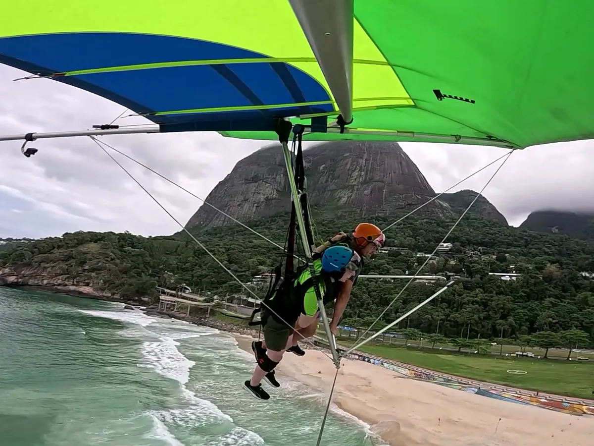 Asa-delta chegando para o pouso na Praia de São Conrado, com a Pedra da Gávea ao fundo